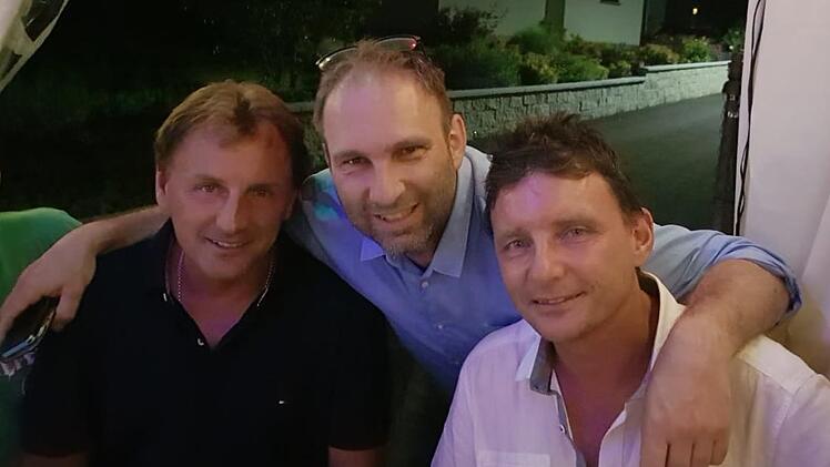 Als Überraschungsgast kam der 330-fache Erstligaspieler Frank Greiner am Wochenende nach Meilschnitz. Anlass war der 50. Geburtstag seines Bruders Bernd. Gemeinsam mit ehemaligen Weggefährten erinnerte sich der inzwischen zweifache Familienvater an seine Jugendzeit beim SV Meilschnitz und seine ersten Spielzeiten im Herrenbereich beim VfB Coburg. - Unser Bild zeigt den Ex-Profi (links) mit Tageblatt-Sportredakteur Christoph Böger, mit dem er gemeinsam in der Bayernliga kickte, und Jubilar Ber...