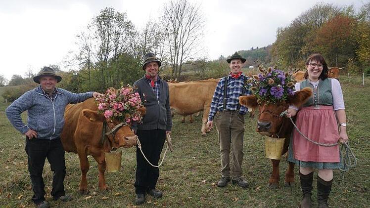 Angeführt von Andreas Omert mit Kuh Sandra und Nadine Manger mit Kuh  Franziskas kam die Mangersche Gelbviehherde ins Tal. Fotos: Marion Eckert