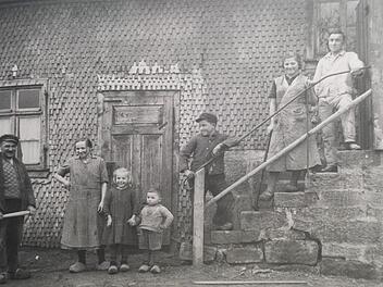 Hart arbeitende Menschen lebten in Silberhof. Das Bild zeigt (von links) Albert Kehm mit Ehefrau Anna und ihren Kindern. Auf der Treppe steht Erna, die nach Wildflecken heiratete.  Foto: Buch Silberhof/Walter Kömpel