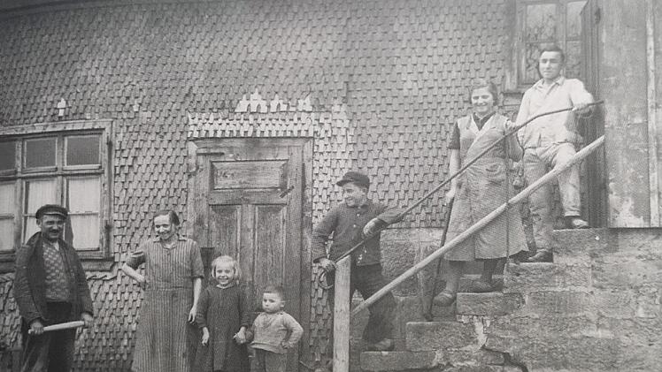 Hart arbeitende Menschen lebten in Silberhof. Das Bild zeigt (von links) Albert Kehm mit Ehefrau Anna und ihren Kindern. Auf der Treppe steht Erna, die nach Wildflecken heiratete.  Foto: Buch Silberhof/Walter Kömpel