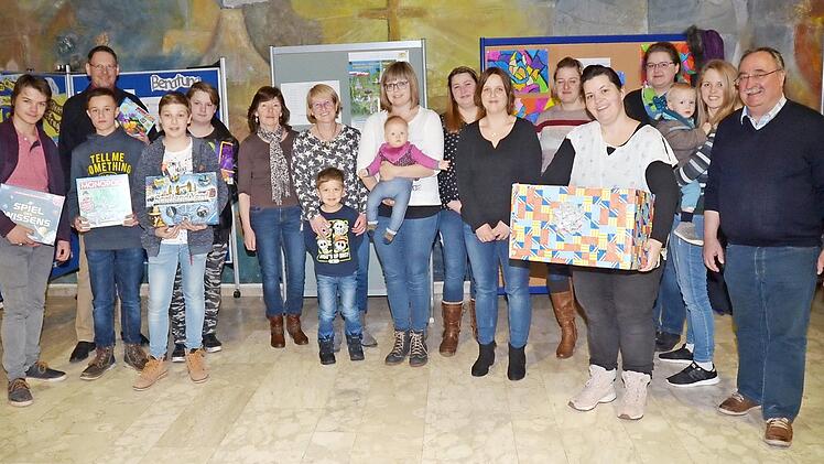 Mehrere Brettspiele wurden der Brettspiel AG der Grund- und Mittelschule Pressig gespendet. Mit im Bild Rektor Reinhard Horn (rechts), die Leiterin der Muki-Gruppe Yvonne Bäz (Vierte von links, mit Spielepaket) und Lehrer Jens Schmidt (hinten links)  Foto: K.- H. Hofmann