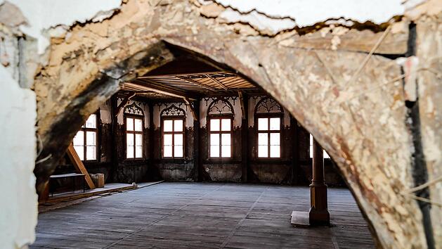 Im Rathaussaal brach im Mai 2013 ein Balken. Im Mai 2014 kam dann erstmals öffentlich die Sanierung ins Gespräch. Foto: Matthias Hoch/Archiv