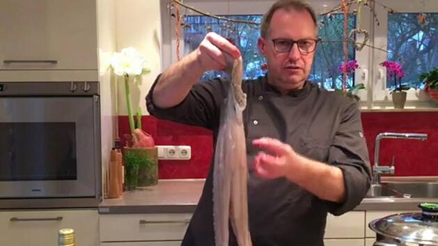 In einem seiner Lehrvideos zeigt der Münnerstädter Markus Bötz, wie ein Oktopus zubereitet werden kann.