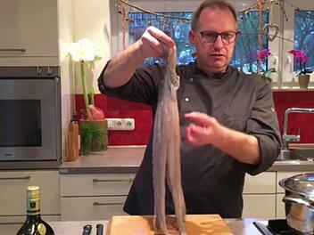 In einem seiner Lehrvideos zeigt der Münnerstädter Markus Bötz, wie ein Oktopus zubereitet werden kann.