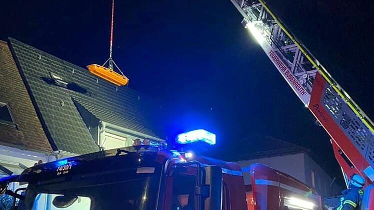 Gruppenübung der Freiwilligen Feuerwehr Bubenreuth: Einsatz mit der Gelenkdrehleiter