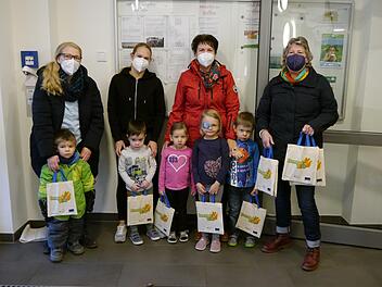 "Lesestart-Sets" überreichte Erika Morshäuser (rechts) den dreijährigen Kindergarten-Kindern in der Kita St. Anna in Schondra.