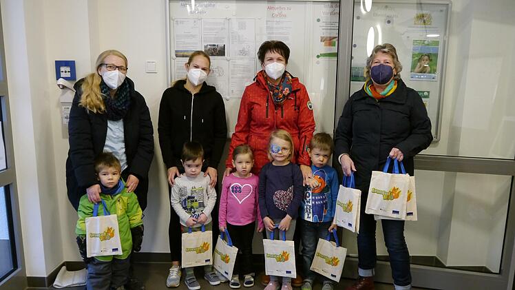 "Lesestart-Sets" überreichte Erika Morshäuser (rechts) den dreijährigen Kindergarten-Kindern in der Kita St. Anna in Schondra.