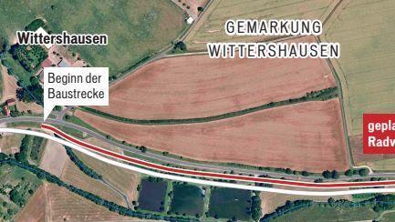 Der Rad- und Fußweg von Aura nach Wittershausen, den das Staatliche Bauamt einrichtet, soll in geringem Maße auch land- und forstwirtschaftlichen Zwecken dienen. Zudem will die Gemeinde prüfen, ob die darunter liegende Notwasserleitung erneuert werden kann.