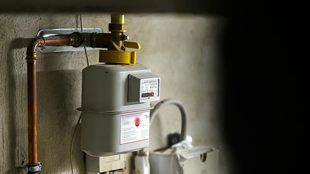 Gasz&auml;hler einer Heizung h&auml;ngt im Keller eines Hauses