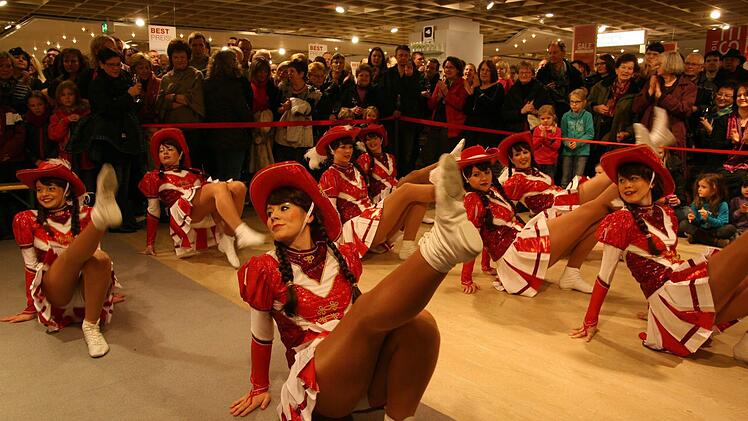Die von Gerlinde Stache trainierte Neubert-Garde des Vereins "TanzRhythmus Hirschaid" exerzierte vor dem Prinzenpaar und illustren Gästen, die zur Feier der Inthronisation gekommen waren.