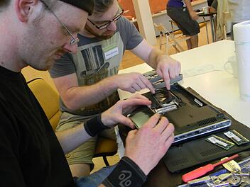 Niklas Banning (r ) erklärt Robert Jones wie er das Innere seines Laptops reinigen muss.  Foto: Lengenfelder