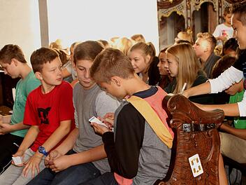 Karten und persönliche Wünsche schrieben die Eltmanner Buben und Mädchen auf, um sie untereinander weiterzugeben. Foto: Günther Geiling