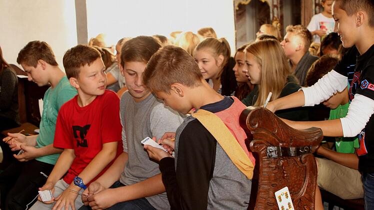 Karten und persönliche Wünsche schrieben die Eltmanner Buben und Mädchen auf, um sie untereinander weiterzugeben. Foto: Günther Geiling