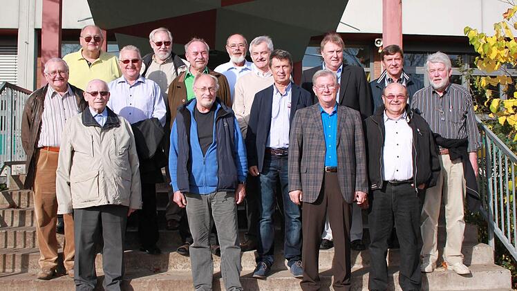 Heute stehen vor der Schule (oberste Reihe v.l.) Otto Ankenbrand, Alexander Roger und Hans-Joachim Friedrich; in der zweiten Reihe von oben v.l. Wolfgang Schmitt, Hans-Dieter Lohm, Josef Breier, Willi Sendelbeck und Gregor Wagner; in der dritten Reihe von oben v.l. Franz Trautenbach, Richard Scherbaum und Helmut Beck. Auf der untersten Stufe stehen v.l. Lehrer Heinz Schnell, Herbert Glöckner, Werner Thein und Erich Langhojer. Foto: Katharina Becht