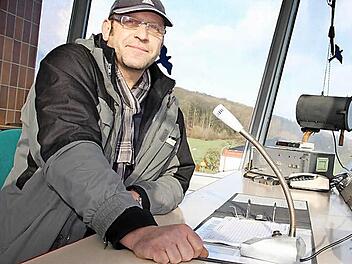 Matthias Albert, Vorsitzender der Segelfluggemeinschaft, hat Flugleiterdienst im Tower des Flugplatzes Bad Kissingen.  Foto: Benedikt Borst