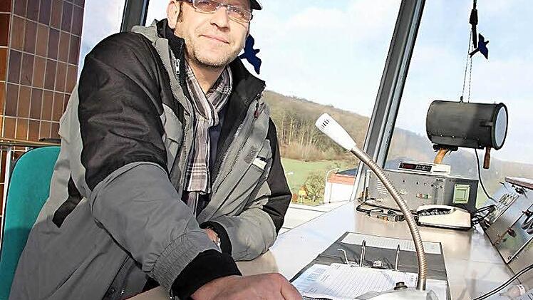 Matthias Albert, Vorsitzender der Segelfluggemeinschaft, hat Flugleiterdienst im Tower des Flugplatzes Bad Kissingen.  Foto: Benedikt Borst