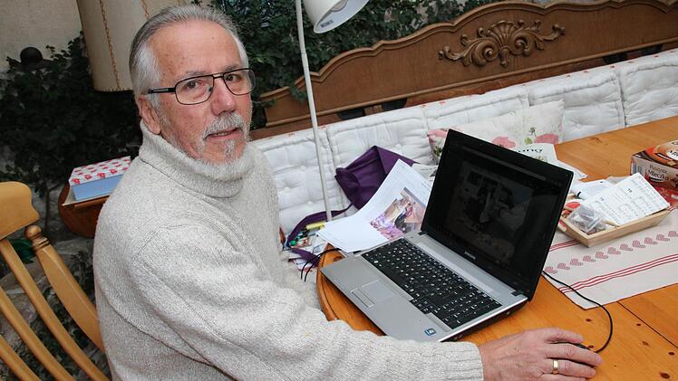 Reinhard Beichel bei der Durchsicht der Bilder aus Afrika. Foto: Ralf Ruppert