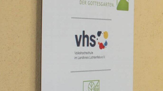 Das Türschild weist auf die drei Bereiche hin, die miteinander vernetzt sind. Der Kreisfachberater Michael Stromer ist immer freitags von 8 bis 12 Uhr in den neuen Räumen anzutreffen. Foto: Popp