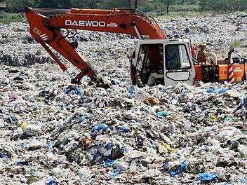 Früher landete alles auf Deponien, die dann später oft einfach verfüllt wurden. Oft ist deshalb heute noch der Boden in diesen Bereichen kontaminiert. Foto: Archiv