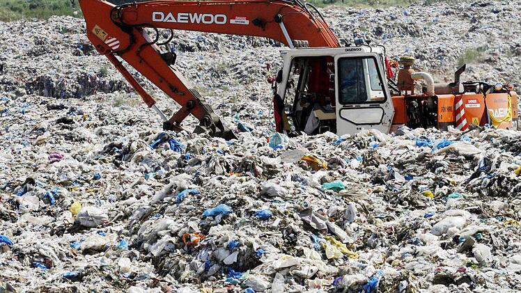 Früher landete alles auf Deponien, die dann später oft einfach verfüllt wurden. Oft ist deshalb heute noch der Boden in diesen Bereichen kontaminiert. Foto: Archiv