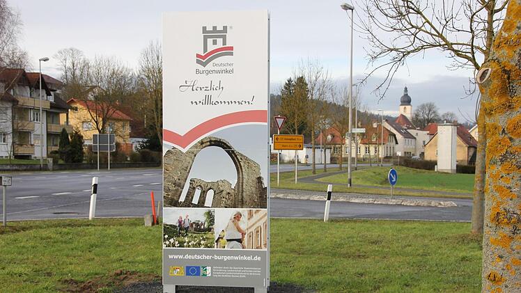Noch ein touristischer Werbe-Impuls: Diese Tafel weist neuerdings am Eingangstor zum Burgwinkel in Rentweinsdorf auf dessen Existenz hin. Foto: Ralf Kestel