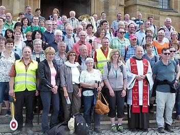 Die Gößweinsteiner Jubiläumswallfahrer vor der Kirche in Vierzehnheiligen  Foto: Thomas Weichert