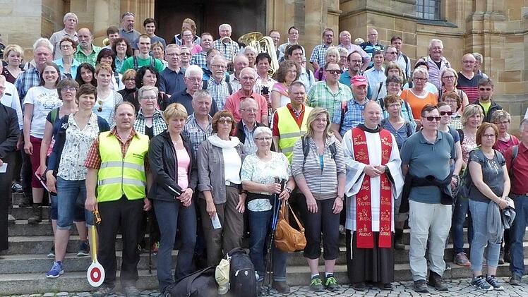 Die Gößweinsteiner Jubiläumswallfahrer vor der Kirche in Vierzehnheiligen  Foto: Thomas Weichert