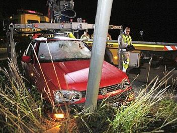 Das gegen einen Laternenpfahl geprallte Unfallfahrzeug wird von Einsatzkr&auml;ften geborgen. Foto: News5/Herse
