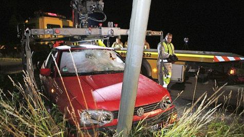 Das gegen einen Laternenpfahl geprallte Unfallfahrzeug wird von Einsatzkr&auml;ften geborgen. Foto: News5/Herse