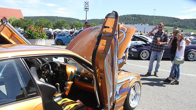Da muss man einfach hinschauen: Der goldene BMW hat Fl&uuml;gelt&uuml;ren und eine auff&auml;llige Totenkopf-Airbrush-Lackierung.