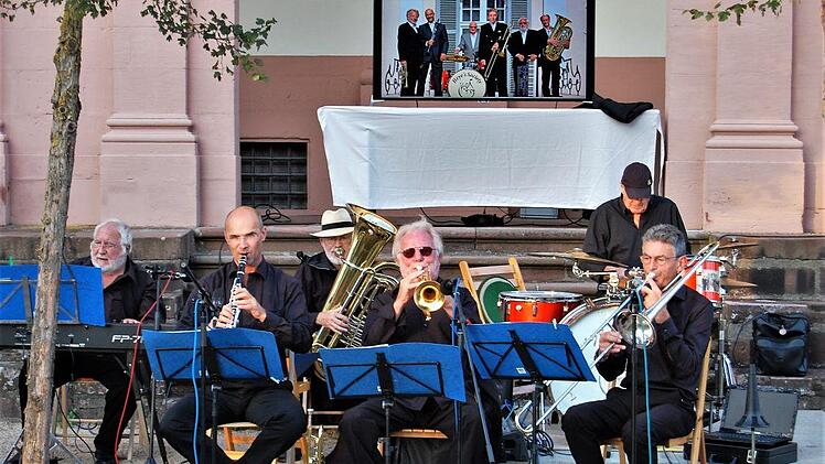 Die Jazzband "Heye's Society" mit (von links) Tino Rossmann (Klavier), Achim Bohlender (Klarinette), als Gast Christoph Wackerbarth (Tuba), Bandleader Toni Ketterle (Trompete), Bandgründer Heye Villechner (Schlagzeug) und Erwin Gregg (Posaune). Foto: Sigismund von Dobschütz