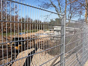 Das Höchstadter Freibad wird für 2,7 Millionen Euro aufgerüstet. Hinter dem neuen Zaun glänzen bereits die neuen Kinderbecken in Edelstahl.  Foto: Andreas Dorsch
