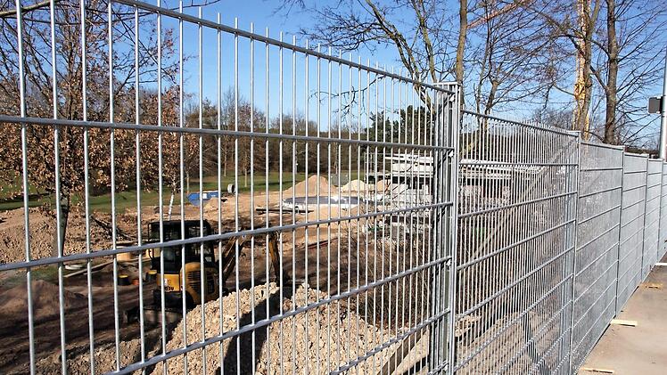 Das Höchstadter Freibad wird für 2,7 Millionen Euro aufgerüstet. Hinter dem neuen Zaun glänzen bereits die neuen Kinderbecken in Edelstahl.  Foto: Andreas Dorsch