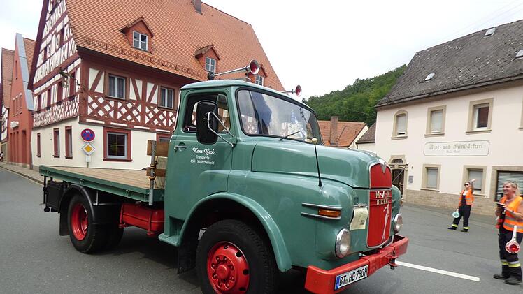 Einziger LKW war der historische Milchlastwagen des  Waischenfelder Transportunternehmens Hans Gick mit dem für viele altere  Landwirte sicherlich Erinnerungen wach wurden.