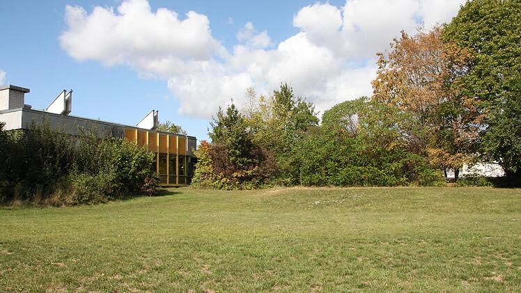 Auf dieser Freifläche zwischen der Dreifachturnhalle (links) und dem Pausenhof der Mittelschule (rechts hinter den Bäumen) soll das Lehrschwimmbecken für Alten- und Burgkunstadt sowie Weismain entstehen. Die Gesamtkosten belaufen sich auf 5,9 Millionen Euro.  Foto: Stephan Stöckel