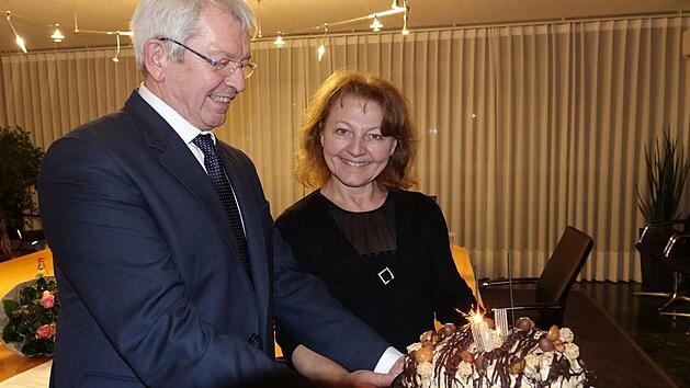 Schoko-Nuss-Torte statt Wahlparty: Johann Kalb und seine Frau Monika freuen sich über eine gebackene Gratulation. Foto: Landratsamt Bamberg