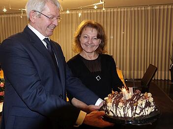Schoko-Nuss-Torte statt Wahlparty: Johann Kalb und seine Frau Monika freuen sich über eine gebackene Gratulation. Foto: Landratsamt Bamberg