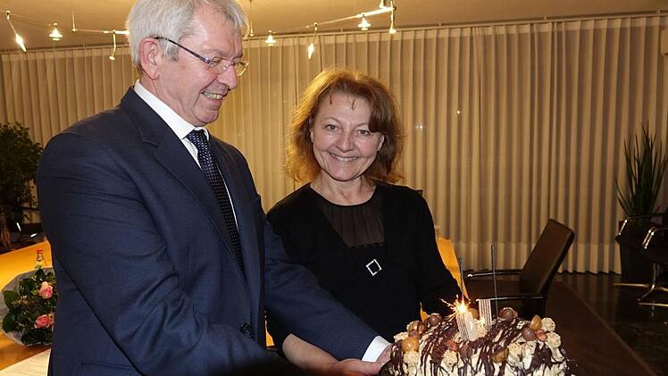 Schoko-Nuss-Torte statt Wahlparty: Johann Kalb und seine Frau Monika freuen sich über eine gebackene Gratulation. Foto: Landratsamt Bamberg
