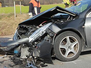 In Weidenberg im Kreis Bayreuth kam es zu einem schweren Unfall zwischen einem Auto und einem Traktor.