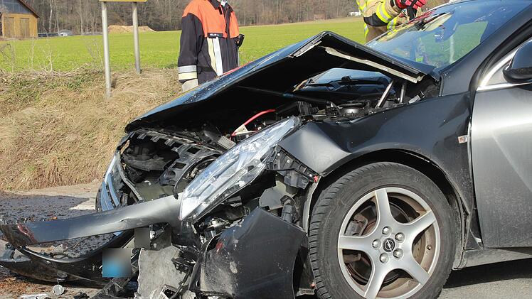 In Weidenberg im Kreis Bayreuth kam es zu einem schweren Unfall zwischen einem Auto und einem Traktor.