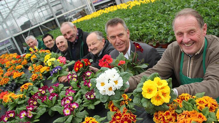 Stadtgärtner Johannes Lindner, Quartiersmanager André Hahn, der städtische Natur-in-Kitzingen-Geschäftsführer Hilmar Hein, Lindners Stellvertreter Edi Ritz, Gerhard Lauck, Oberbürgermeister Siegfried Müller und Gärtnerobermeister Heiner Lang zeigen ihre Vorfreude durch die Blume. Foto: Diana Fuchs