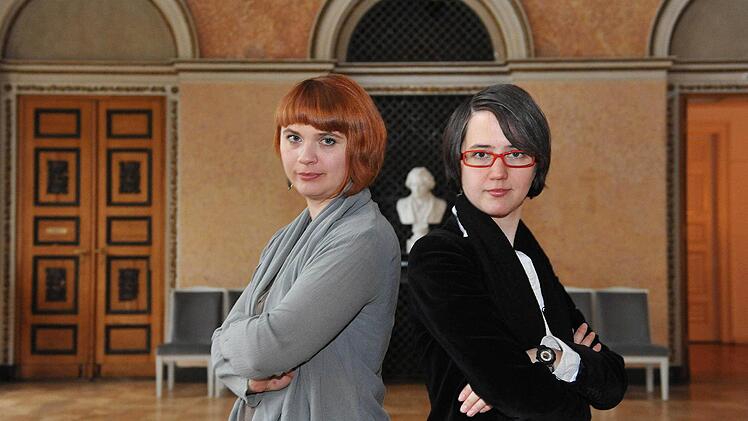 Erfolgreiche Teamarbeit: Magdolna Parditka (links) und Alexandra Szemerédy führten Regie bei "Madama Butterfly" am Landestheater Coburg. Ihre Inszenierung war nominiert den den Theaterpreis "Faust". Foto: Andrea Kremper