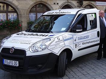 Bürgermeister Streit übergibt den Wagen.  Foto: p