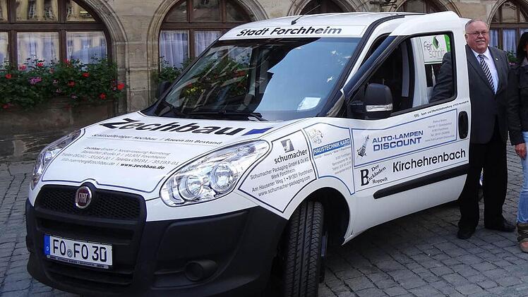 Bürgermeister Streit übergibt den Wagen.  Foto: p