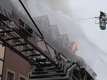 Beim verheerenden Brand in der Innenstadt Ende Januar 2012 war die damals neu angeschaffte Drehleiter der Münnerstädter Wehr (rechts) erstmals im Einsatz. Im Jahr 2017 soll eine neue kommen.  Foto: Thomas Malz