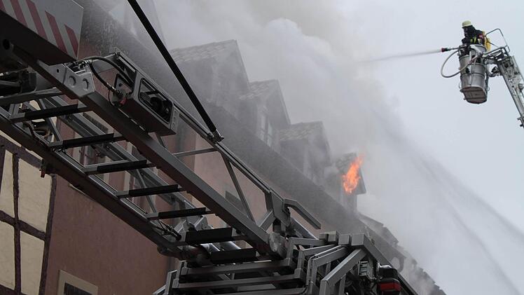 Beim verheerenden Brand in der Innenstadt Ende Januar 2012 war die damals neu angeschaffte Drehleiter der Münnerstädter Wehr (rechts) erstmals im Einsatz. Im Jahr 2017 soll eine neue kommen.  Foto: Thomas Malz