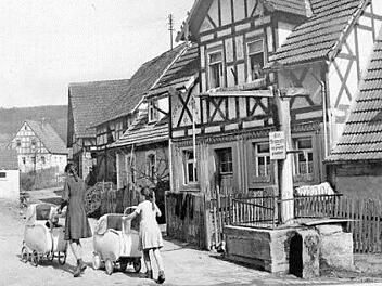 Nein, für einen Rückfall in vergangene Zeiten, wie sie auf diesem Bild aus Ibind dokumentiert sind, wird die Sanierung des Dorfplatzes nicht sorgen. FT-Archivfoto