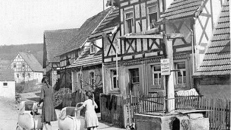 Nein, für einen Rückfall in vergangene Zeiten, wie sie auf diesem Bild aus Ibind dokumentiert sind, wird die Sanierung des Dorfplatzes nicht sorgen. FT-Archivfoto