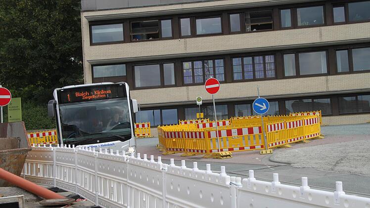 Die provisorische Wendeschleife und die Bushaltestelle wurden nach unten verlegt. Foto: Stephan Tiroch