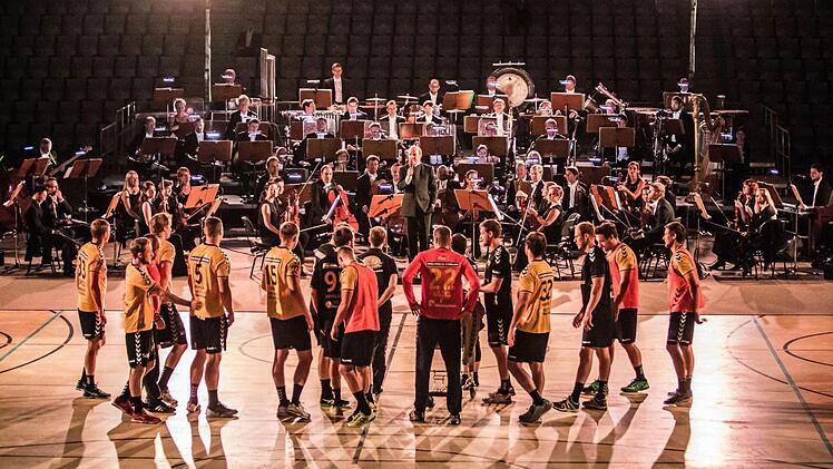 Handball-Sinfonie lautete das Motto eines Gemeinschaftsprojekts zwischen dem Landestheater und dem HSC 2000 Coburg in der HUK-Arena.Foto: Jochen Berger